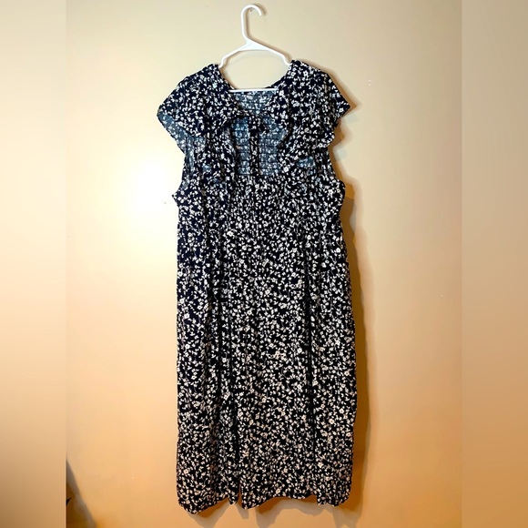 Old Navy Floral Black and White Flutter Sleeve Maxi Dress NWOT - Picture 6 of 7